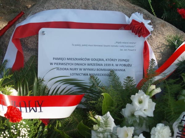 Odsłonięcie tablicy upamiętniającej mieszkańc&oacute;w Gołębia, kt&oacute;rzy zginęli w pierwszych dniach września 1939 r.